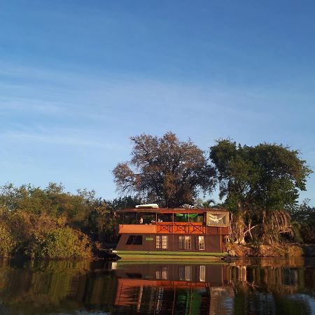 Kubu Queen Houseboat Hotel Shakawe Eksteriør billede