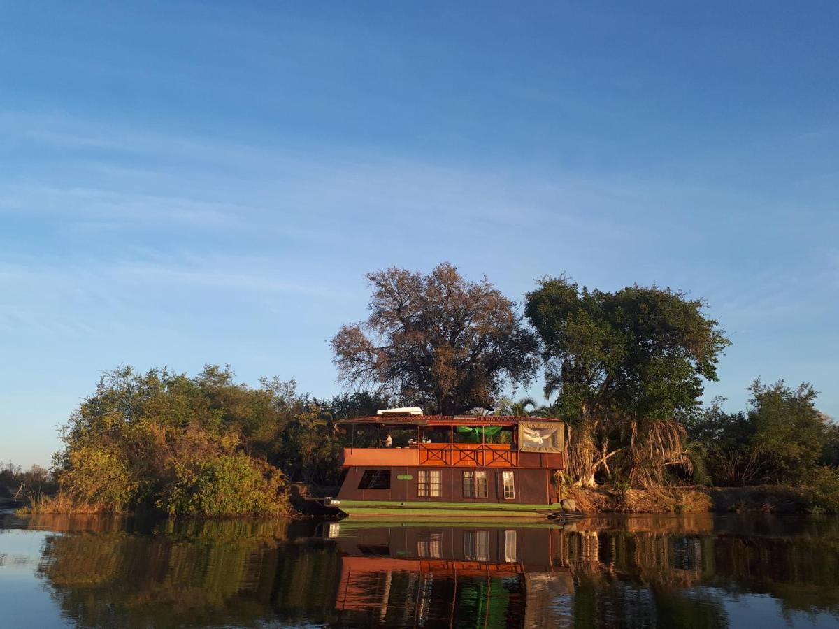 Kubu Queen Houseboat Hotel Shakawe Eksteriør billede